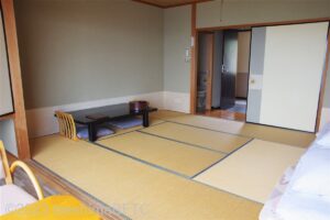 和室　窓側から室内を見たところ