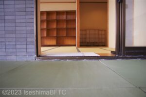 男性用大浴場　浴室入口段差を浴場側から見たところ