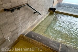 男性用大浴場　浴槽中段と手すり