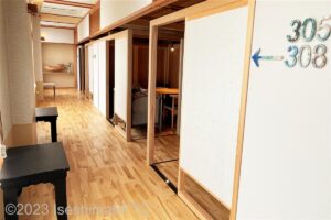 食事会場　個室が並ぶようす