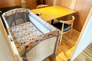 食事会場　個室内にベビーベッドを入れたようす