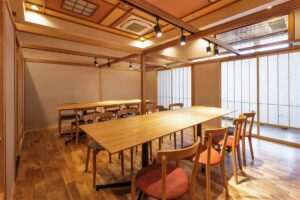 間仕切りを外して部屋を広げ、1室に16名での利用のようす