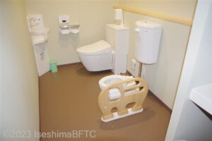こども用パブリックトイレ　一般洋式便器とこども用洋式便器の2つがある