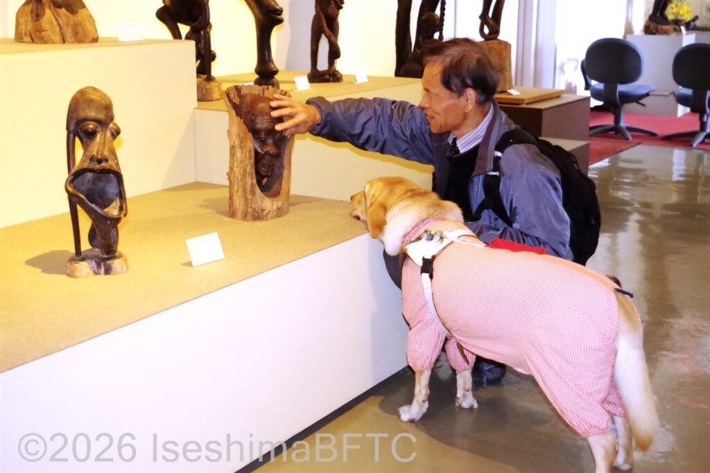 マコンデ美術館で、作品に触れて楽しむ盲導犬使用者