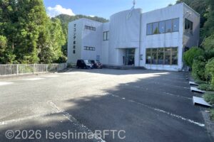 マコンデ美術館　外観と駐車場