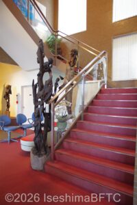 2階への階段を1階から見上げたところ