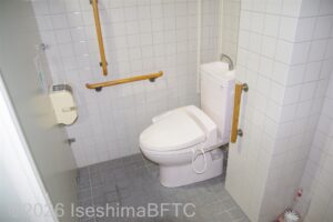 1階男性用トイレ　広め個室内のようす