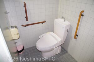 1階女性用トイレ　広め個室内のようす