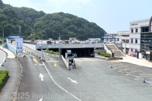 屋上駐車場のようすとピロティ駐車場の入口