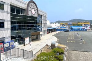 屋上駐車場から建物をみたところ