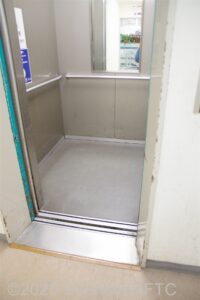 館内エレベーター内部