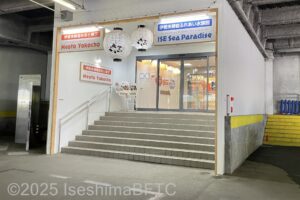 ピロティから館内1階への入口