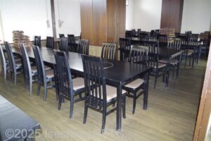 団体用昼食会場のテーブル席