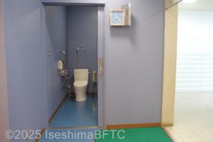 男性用車いす対応トイレ入口