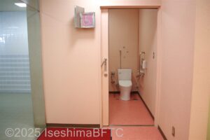 女性用車いす対応トイレ入口
