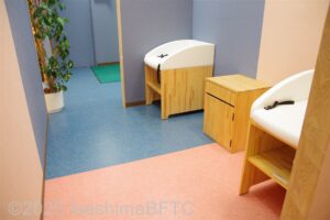 1階中央トイレ前にあるおむつ替えコーナーのようす