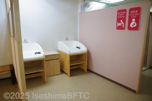 1階エレベーター近くのトイレ前にあるおむつ替えコーナーのようす