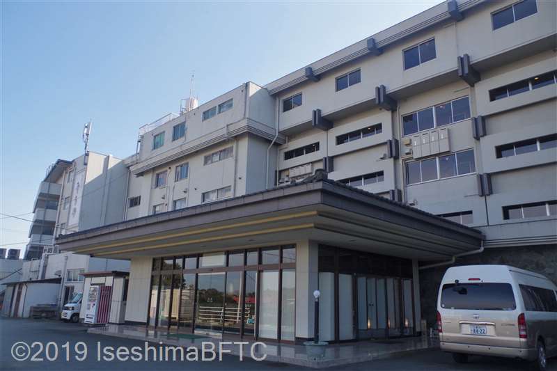 賢島の宿 みち潮 外観。5階建ての大きな建物。壁はクリーム色。