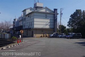 駐車場のようす。建物横には電気自動車の充電スタンドがある。