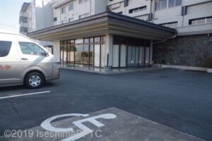 障害者用駐車場のようす。建物の入口近くに1台分ある。