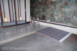 駐車場から建物入口にある段差解消スロープのようす。建物の右側の奥にある。