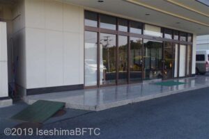 入口前のようす。入口前のポーチには、12センチの段差あり。