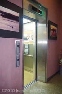 館内エレベーターのようす。