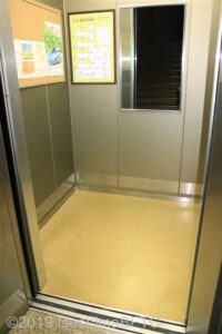 エレベーターの広さが分かる写真。入口幅90センチ　かご横幅160センチ×奥行き135センチ