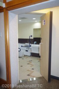 フロント階（2階）車いす対応トイレのようす。入口幅81センチ、折戸。