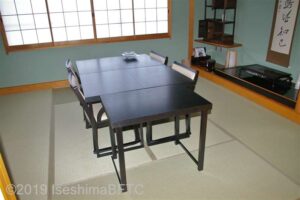 食事は部屋食が基本。足の不自由な方のために、和室に食事用のイスとテーブルを用意されたようす。