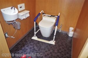 客室のトイレの広さ。便器に向かって、たて160センチ、よこ132センチ。温水洗浄便座あり。