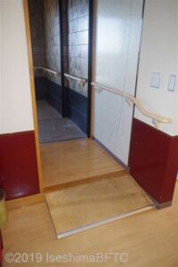 洗面入口のようす。幅86センチ。段差9センチあるが常設スロープで解消されている。