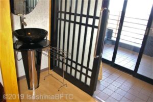 洗面台のようす。おしゃれな造りだが、車いすの方は使いにくい。その右側には洗い場への入口がある。
