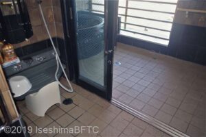 洗い場のようす。その右側にスライドドアがあり、その向こうに半露天風呂がある。