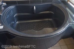 半露天風呂の浴槽のようす。中段あり。