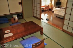 和室側から洋室を眺めたようす。和室には座卓と座椅子が置かれている。