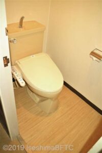 客室のトイレのようす。温水洗浄便座あり。手すりなどはない。