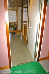 坪庭付き特別室（和洋室）の入口のようす。入口幅73センチ