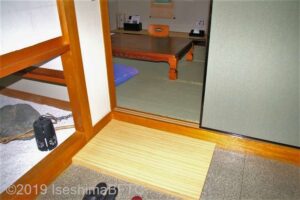 和室の入口のようす。段差が13㎝あるが、手前に4センチの前台が置かれている。