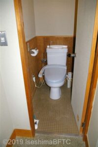客室のトイレのようす。温水洗浄便座あり。手すりなどはない。