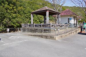 南伊勢エコパーク　障害者用駐車場とトイレ棟へのスロープ