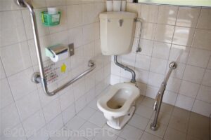 便器に向かって右にJ型固定手すり、左側の壁にL型手すり