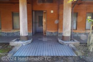 贄浦（にえうら）漁港公衆トイレ　車いす対応トイレ入口