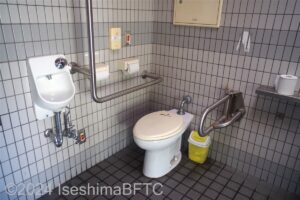 便器に向かって右にU型可動手すり、左側の壁にL型手すり