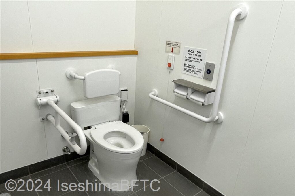 便器に向かって右側の壁にL型手すり、左に可動U型手すり