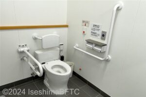便器に向かって右側の壁にL型手すり、左に可動U型手すり