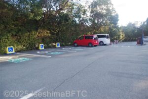A4駐車場内のおもいやり駐車場区画