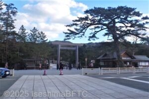 内宮前バス停側から宇治橋を見たところ