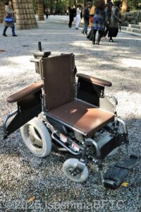 参拝専用車いす　ひじ掛け部分を開いたところ