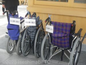ナンバーをつけて保管されている車いす